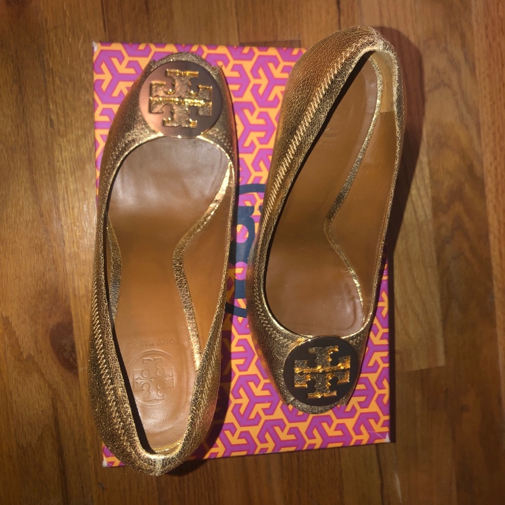 TORY BURCH GOLD WEDGES